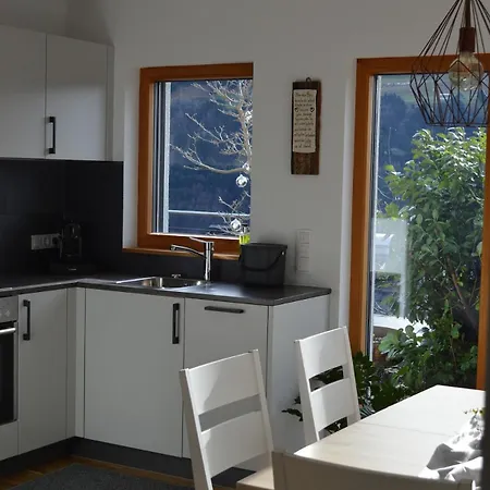 Modern Mountain View Apartment *